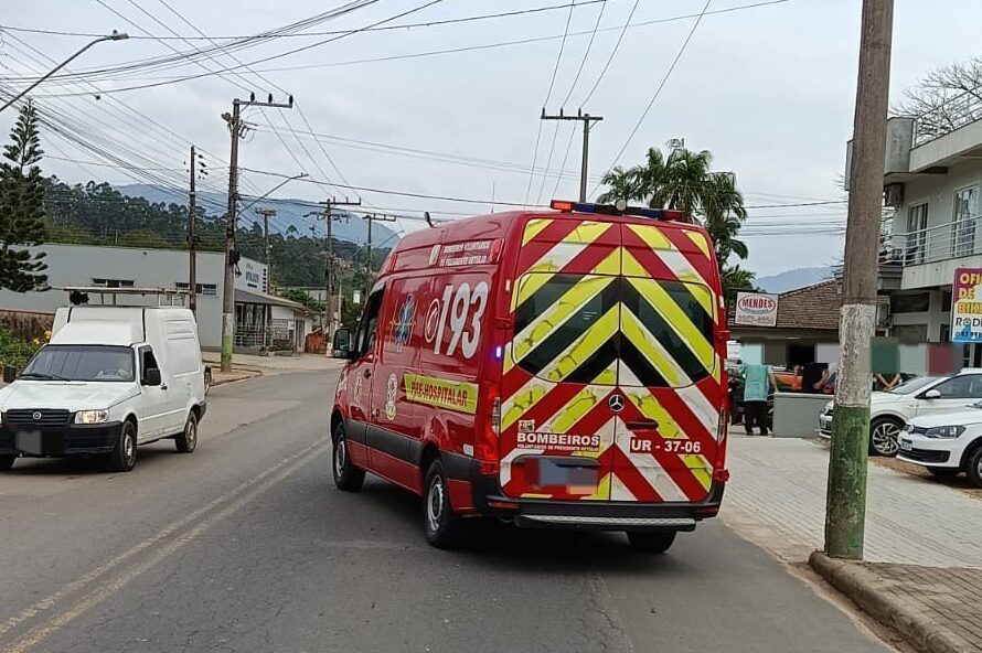 Colisão entre carro e motocicleta deixa jovem ferida em Presidente Getúlio