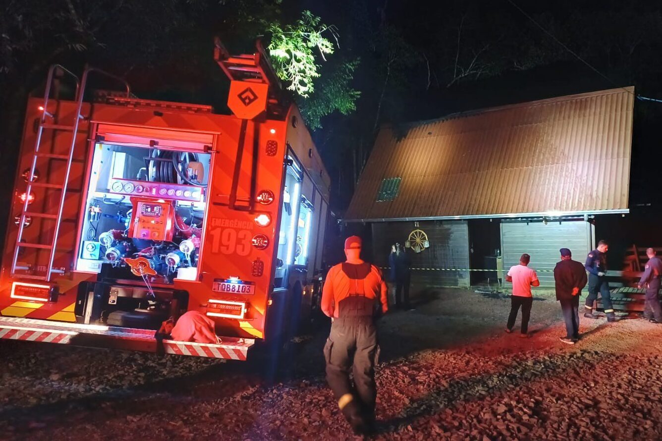 Incêndio atinge residência no bairro Almeida, em Trombudo Central