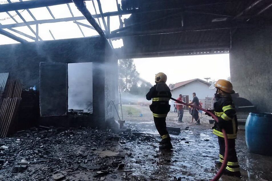 Incêndio atinge estufa de tabaco na localidade de Varaneira, em Vitor Meireles
