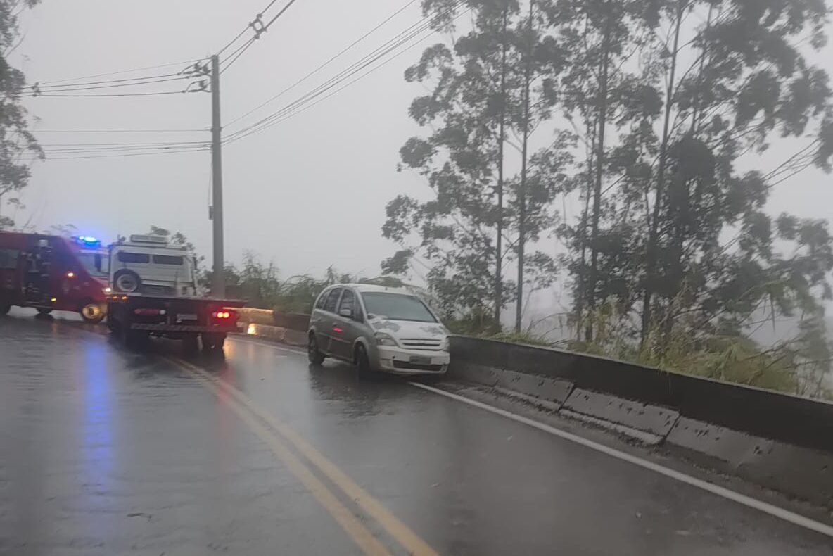 Bombeiros Voluntários de Presidente Getúlio e Vitor Meireles atendem acidente com saída de pista em Witmarsum