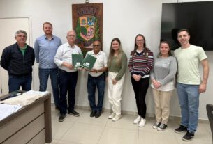 Prefeitura de Ibirama entrega novas matrículas de imóveis regularizados pelo Programa REURB