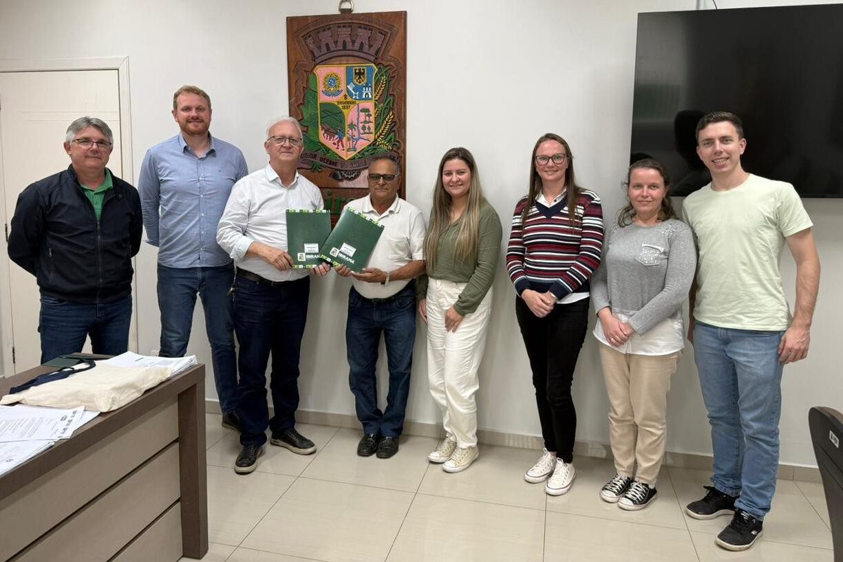 Prefeitura de Ibirama entrega novas matrículas de imóveis regularizados pelo Programa REURB