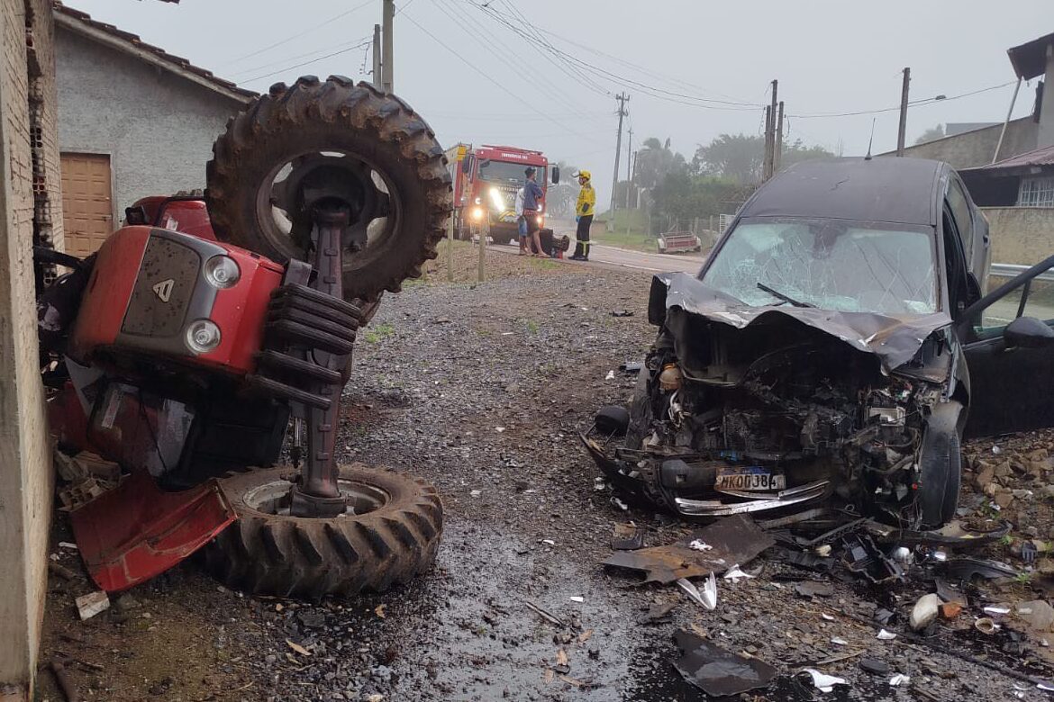 Colisão entre carro e trator agrícola deixa sete feridos
