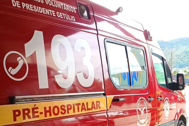 Bombeiros Voluntários de Presidente Getúlio atendem acidente entre carro e moto nesta quarta-feira