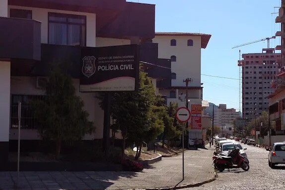Investigação vai apurar morte de homem preso por suspeita de roubo em cela de delegacia de Rio do Sul