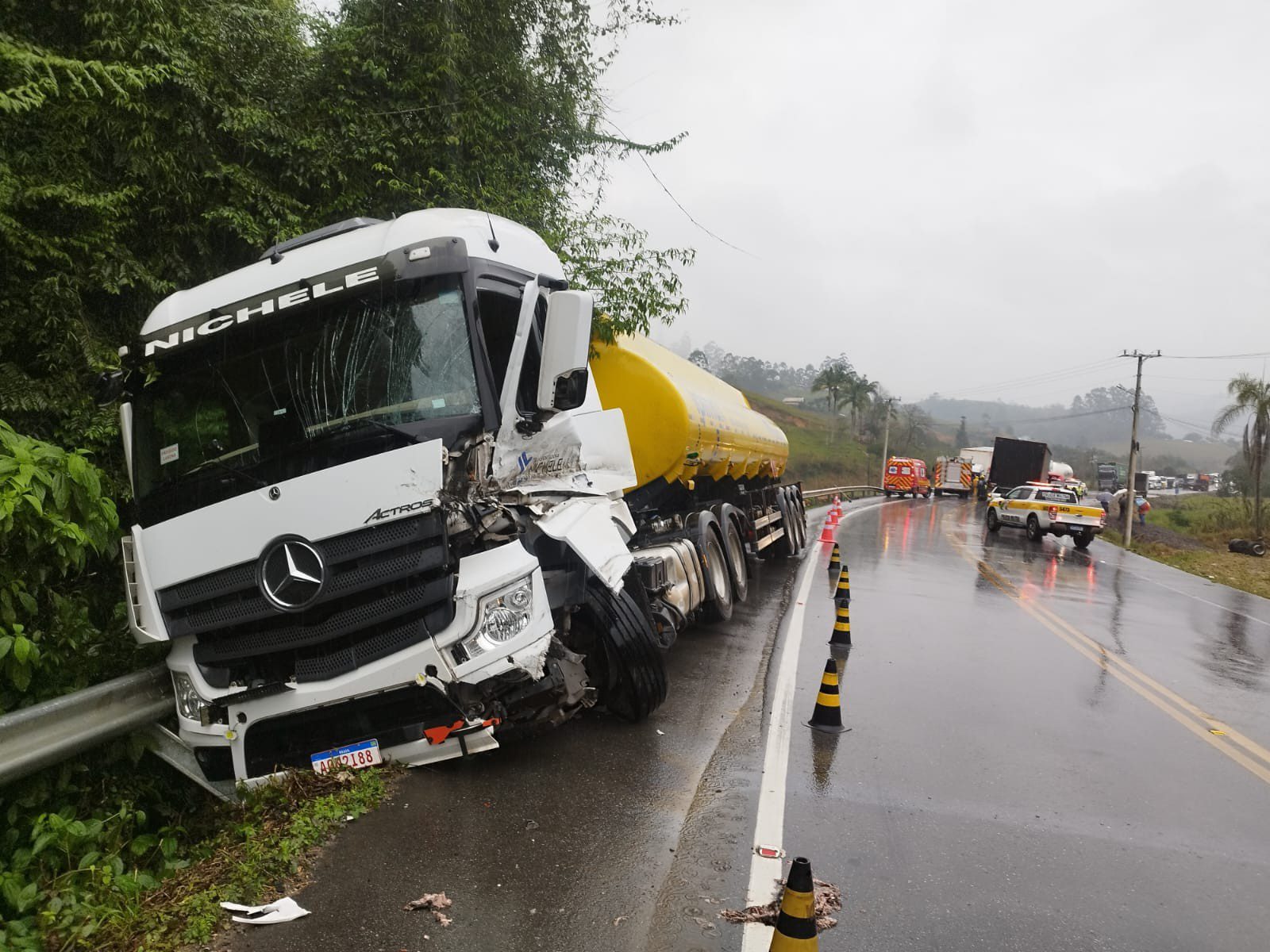 Colisão entre quatro caminhões deixa motorista preso às ferragens na SC-350, em Rio do Sul