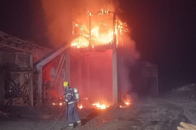 Incêndio destrói silo de serragem em madeireira e mobiliza bombeiros por três horas em Pouso Redondo