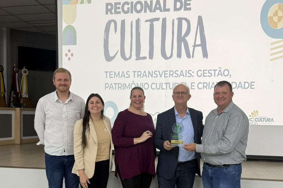 Prefeito Duílio Gehrke recebe Prêmio Prefeito Amigo da Cultura