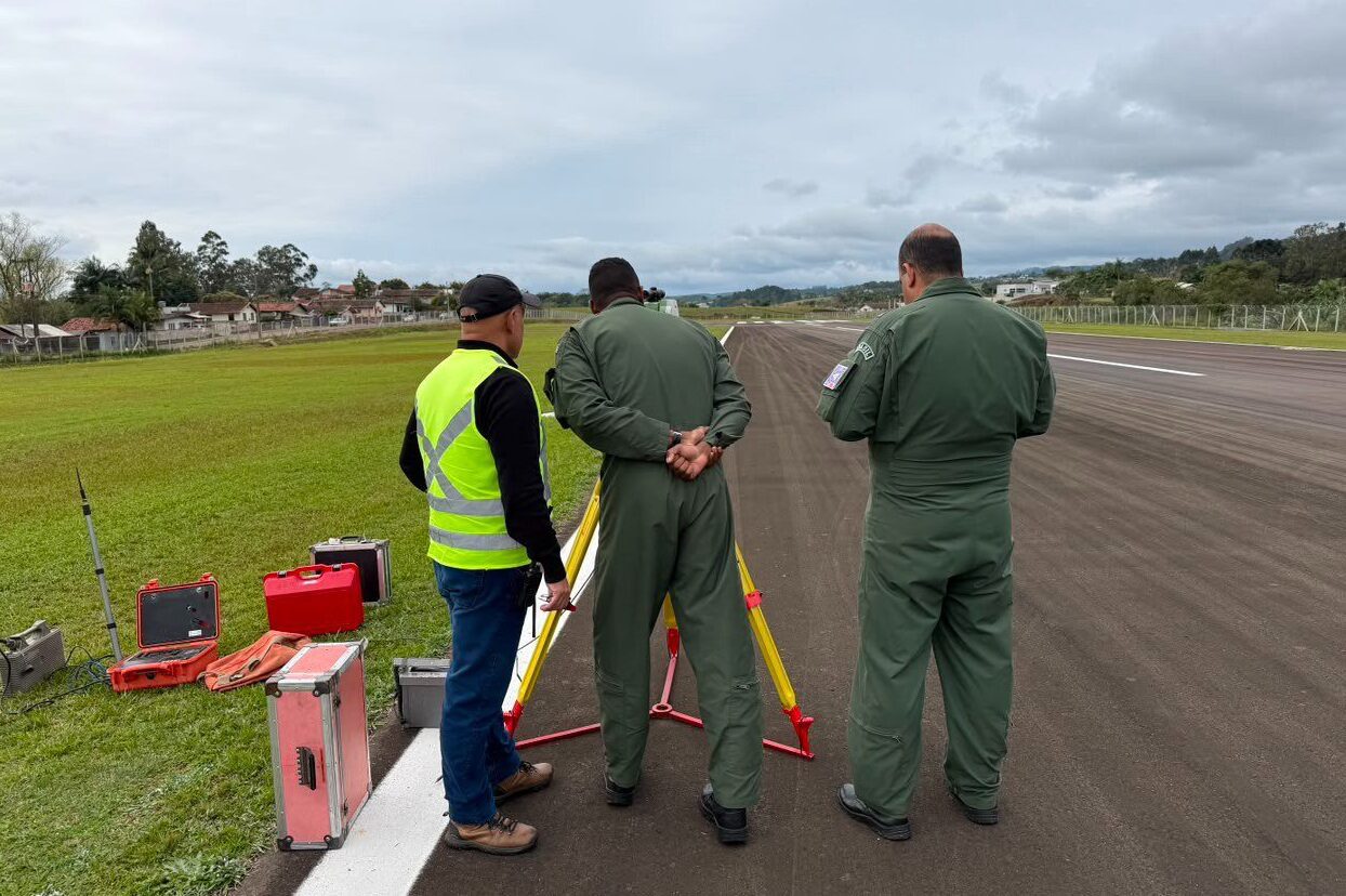 Aeroporto Helmuth Baumgarten recebe voo de homologação do sistema APAPI na cabeceira 25