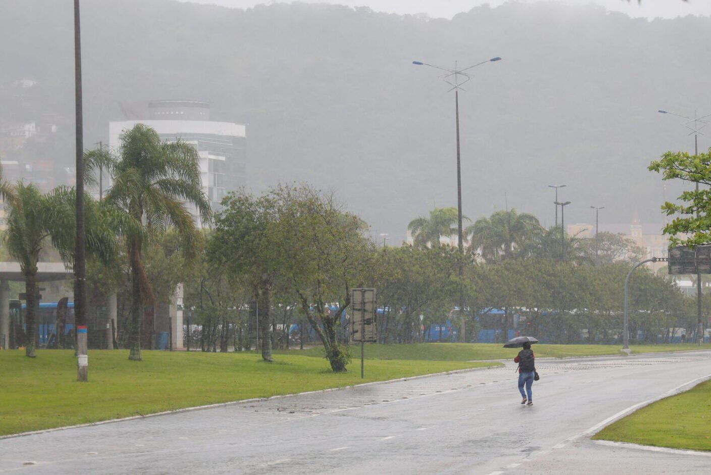 Santa Catarina tem semana de chuva com passagem de frente fria