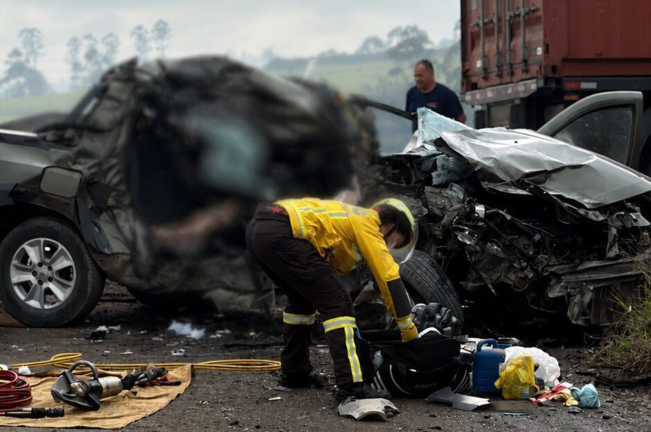 Acidente grave deixa duas pessoas mortas e interdita totalmente a BR-470 em Pouso Redondo