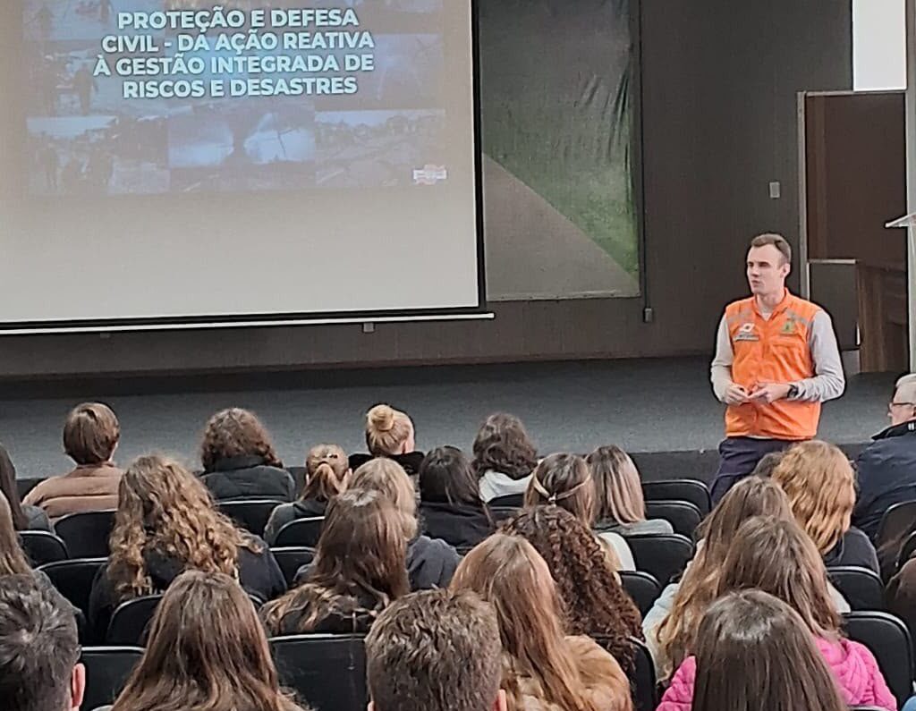 Defesa Civil leva orientações sobre prevenção e riscos climáticos a estudantes do IFC de Ibirama