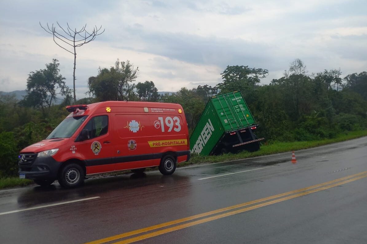 Saída de pista é registrada na BR-470, em Lontras