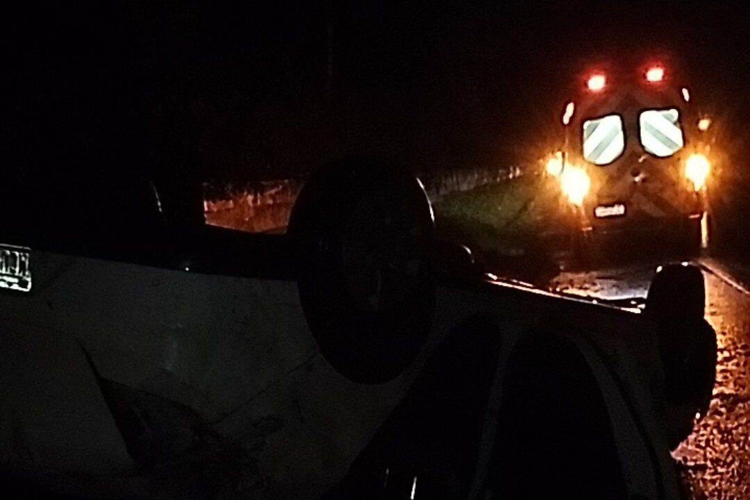 Quatro pessoas são atendidas após capotamento na BR-470