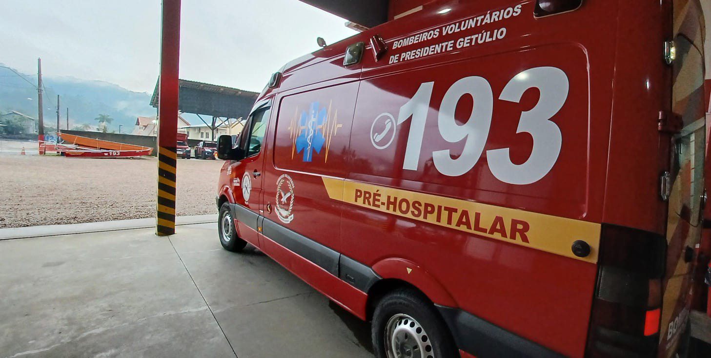 Bombeiros Voluntários de Presidente Getúlio atuam em resgate de homem vítima de engasgamento