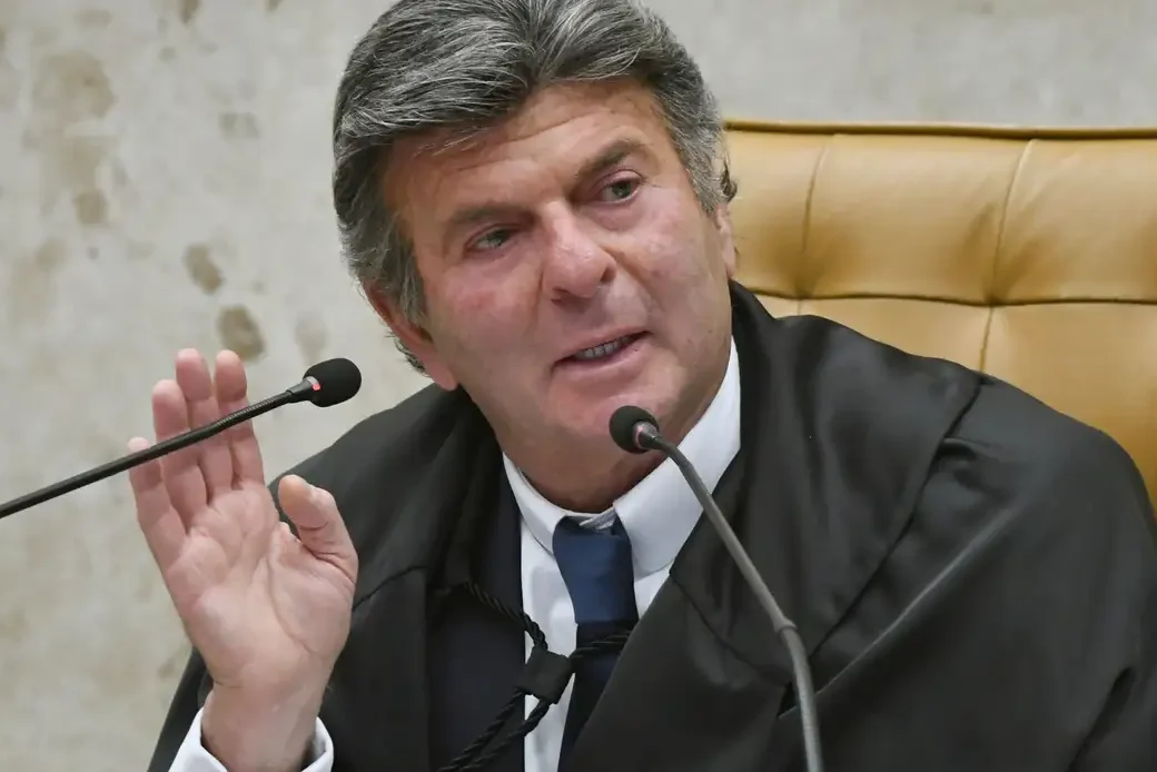 Fux suspende decisão de Dino que restabelecia posts de Nossa Senhora