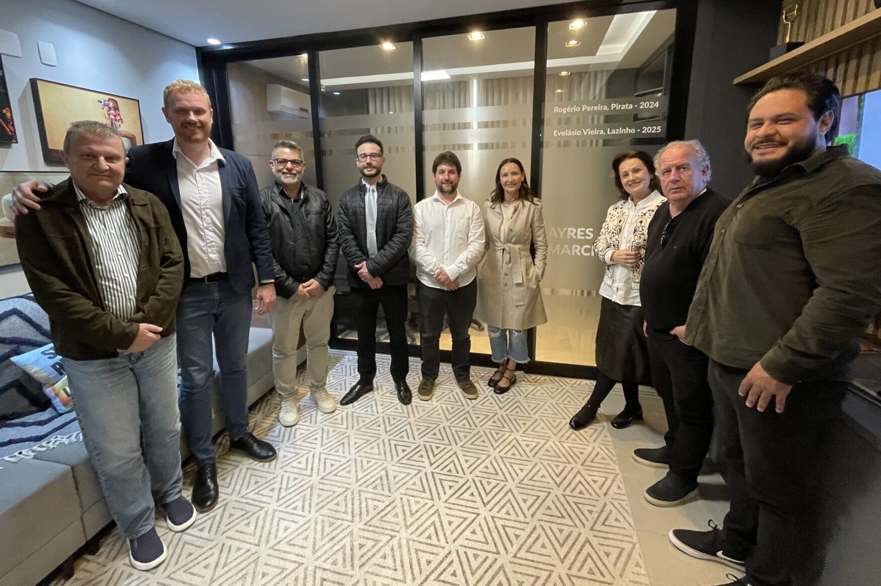 Família Marchetti conhece a Sala do Radiodifusor da ACAERT que homenageia o empresário