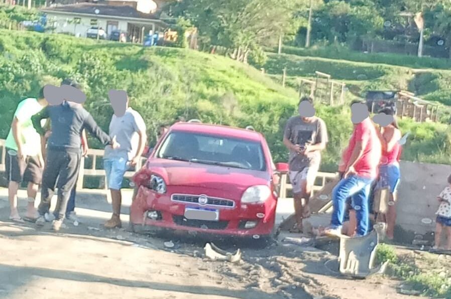Mulher fica ferida após colisão entre dois carros em José Boiteux