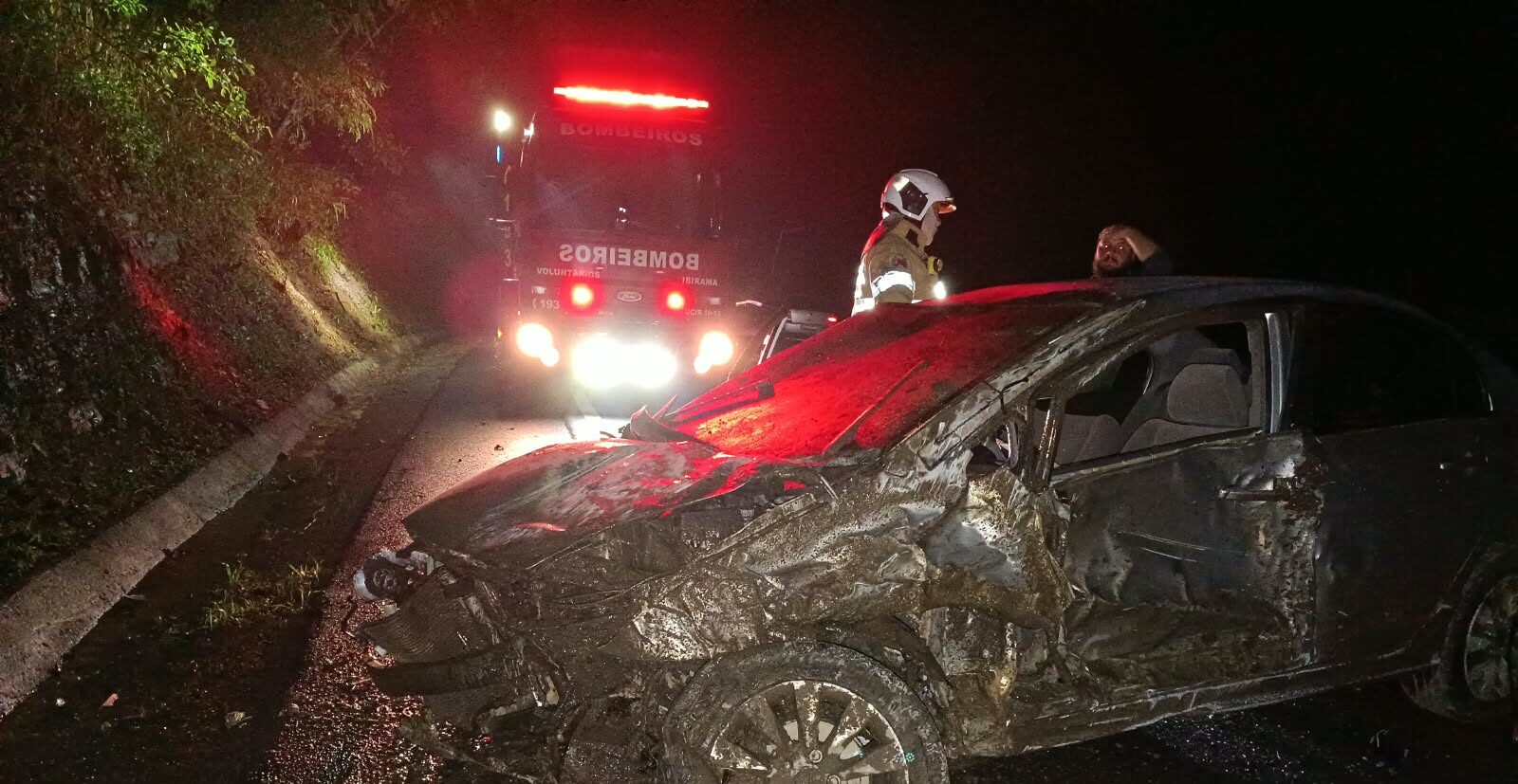Colisão entre carro e caminhão deixa motorista ferido na BR-470, em Apiúna
