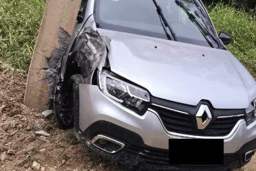 Motorista de 65 anos fica ferida após carro colidir contra poste em Apiúna