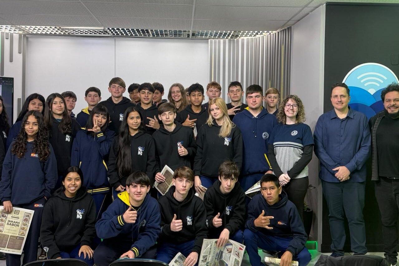 Alunos de José Boiteux conhecem rotina do jornalismo durante visita à Rádio Belos Vales e ao Jornal Vale do Norte