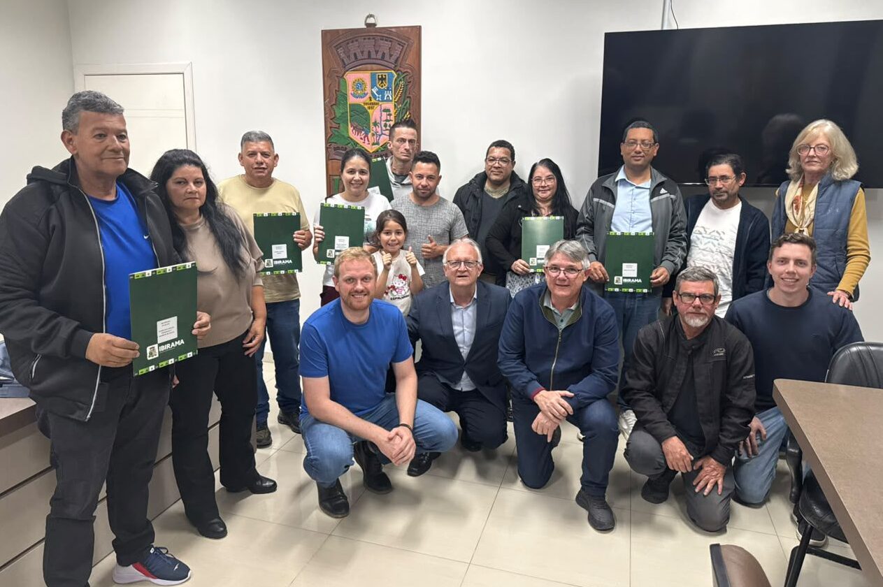 Prefeitura de Ibirama entrega novas matrículas de imóveis regularizados pelo Programa REURB