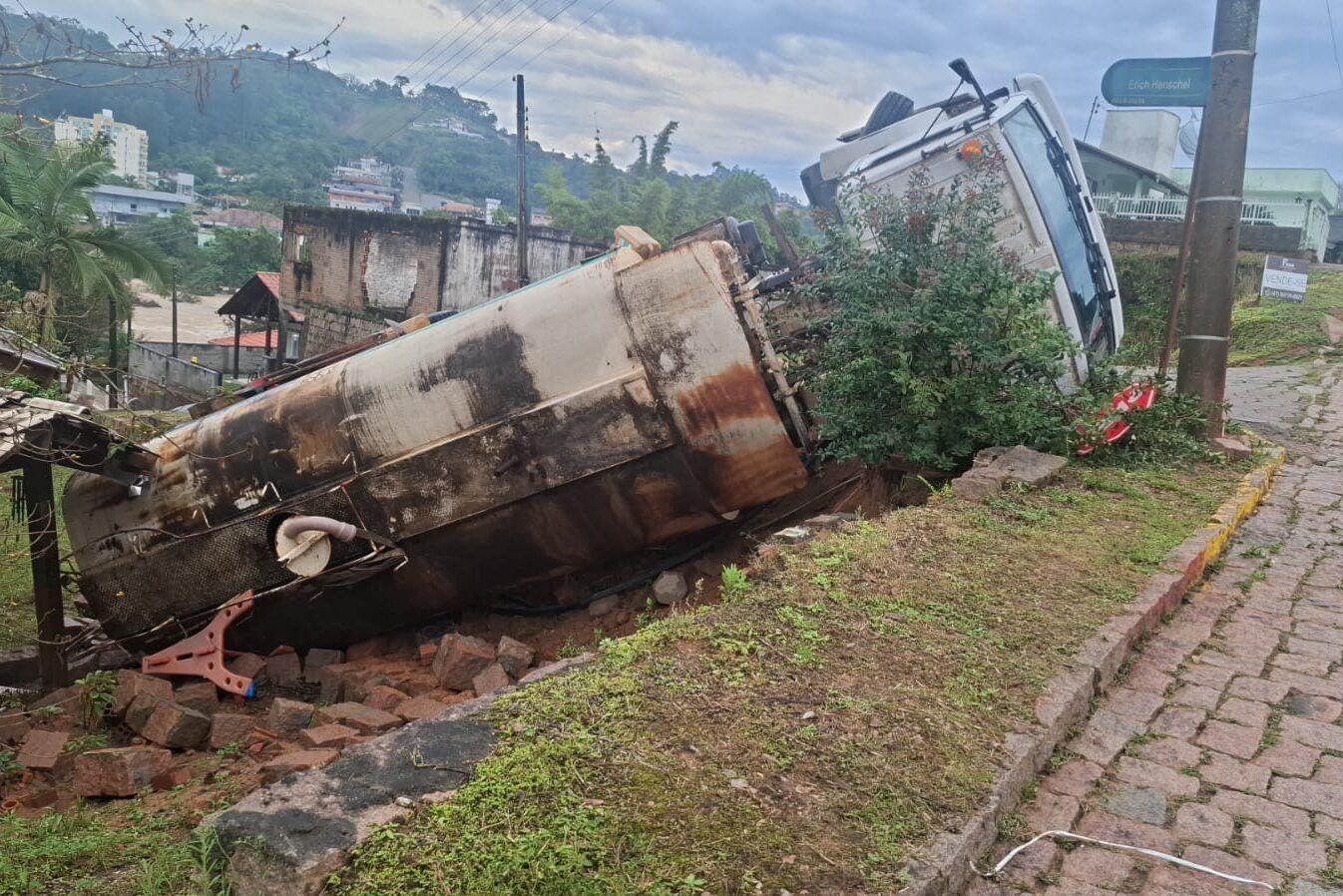 Caminhão-pipa atinge muro de residência no bairro Bela Vista, em Ibirama