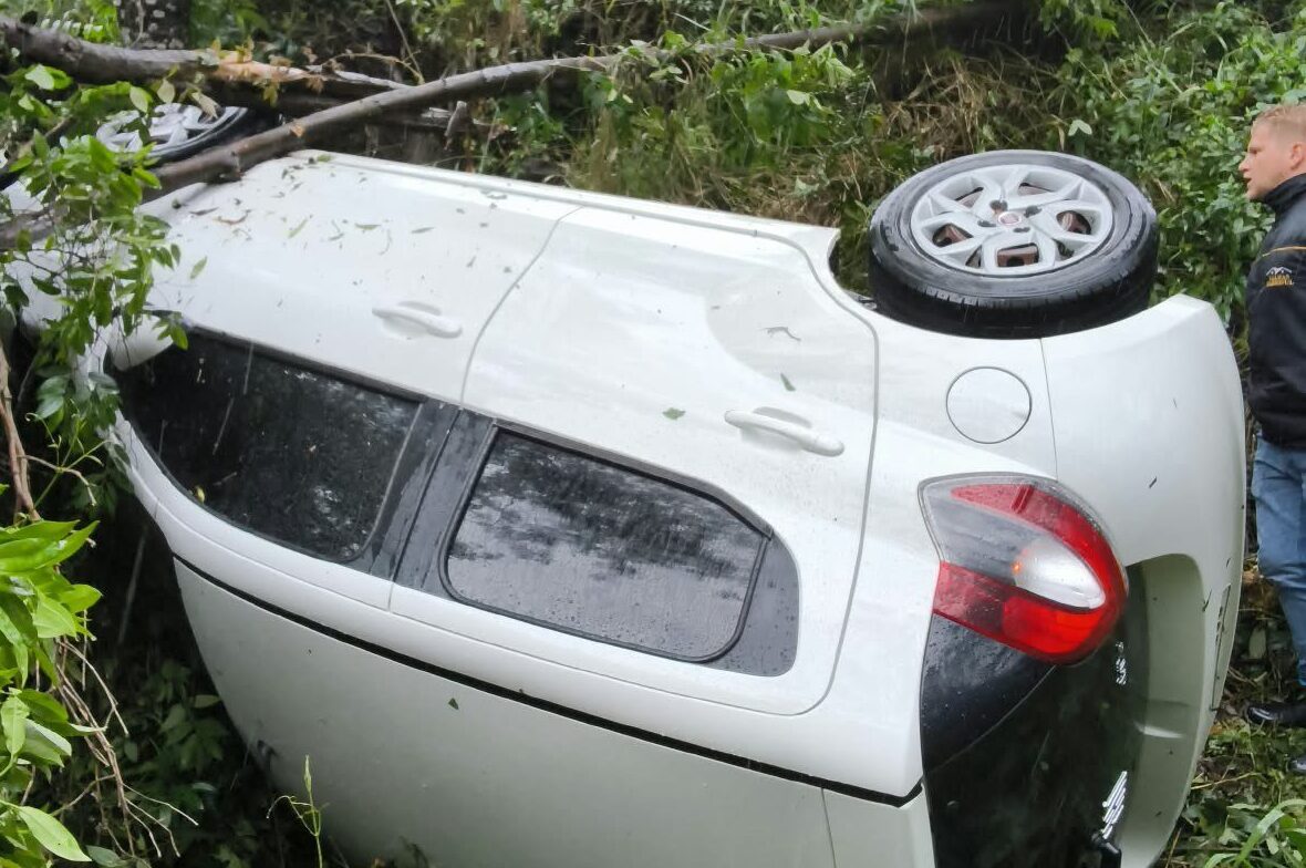 Carro sai da pista em acidente na BR-470, em Lontras