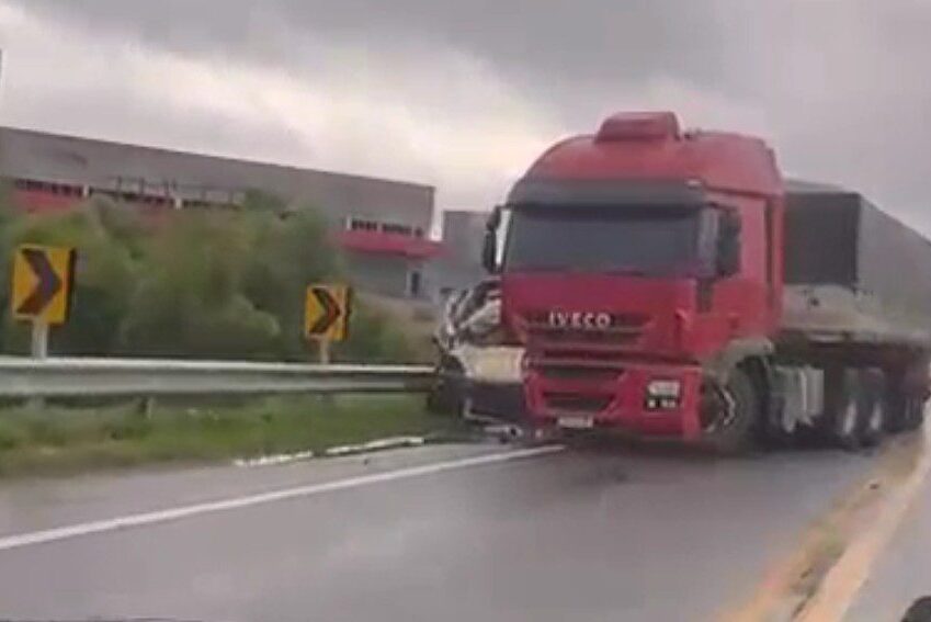 Colisão entre carro e carreta interdita BR-470 em Rio do Sul