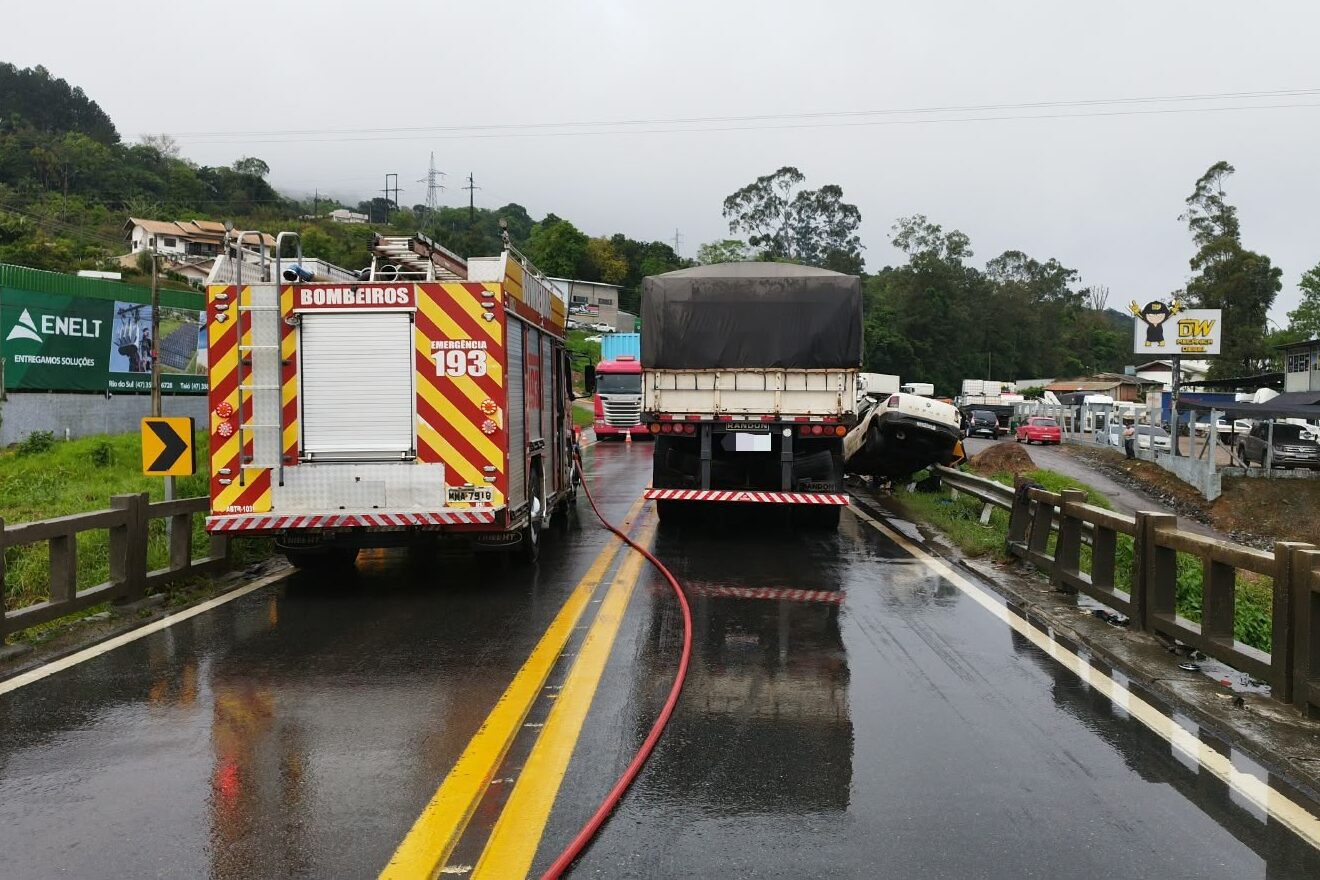 Colisão entre carreta e Saveiro deixa motorista ferido na BR-470, em Rio do Sul