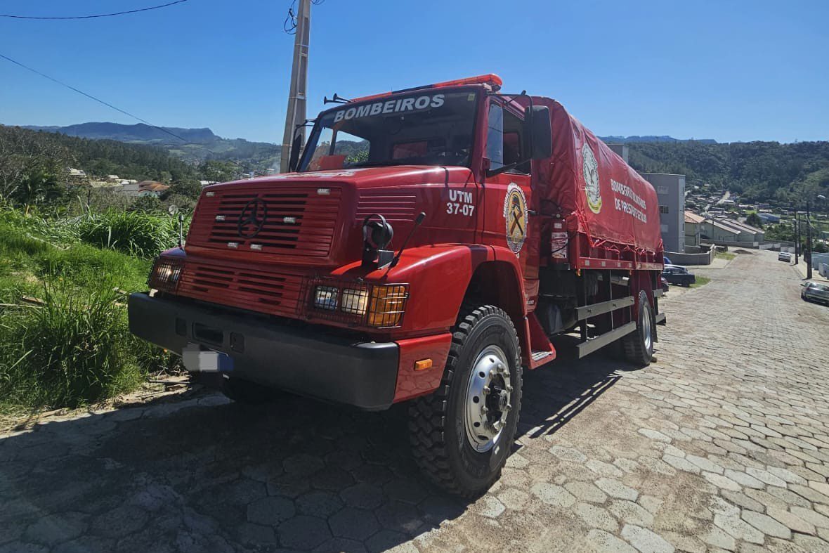 Bombeiros Voluntários de Presidente Getúlio atendem incêndio em vegetação no Centro da cidade