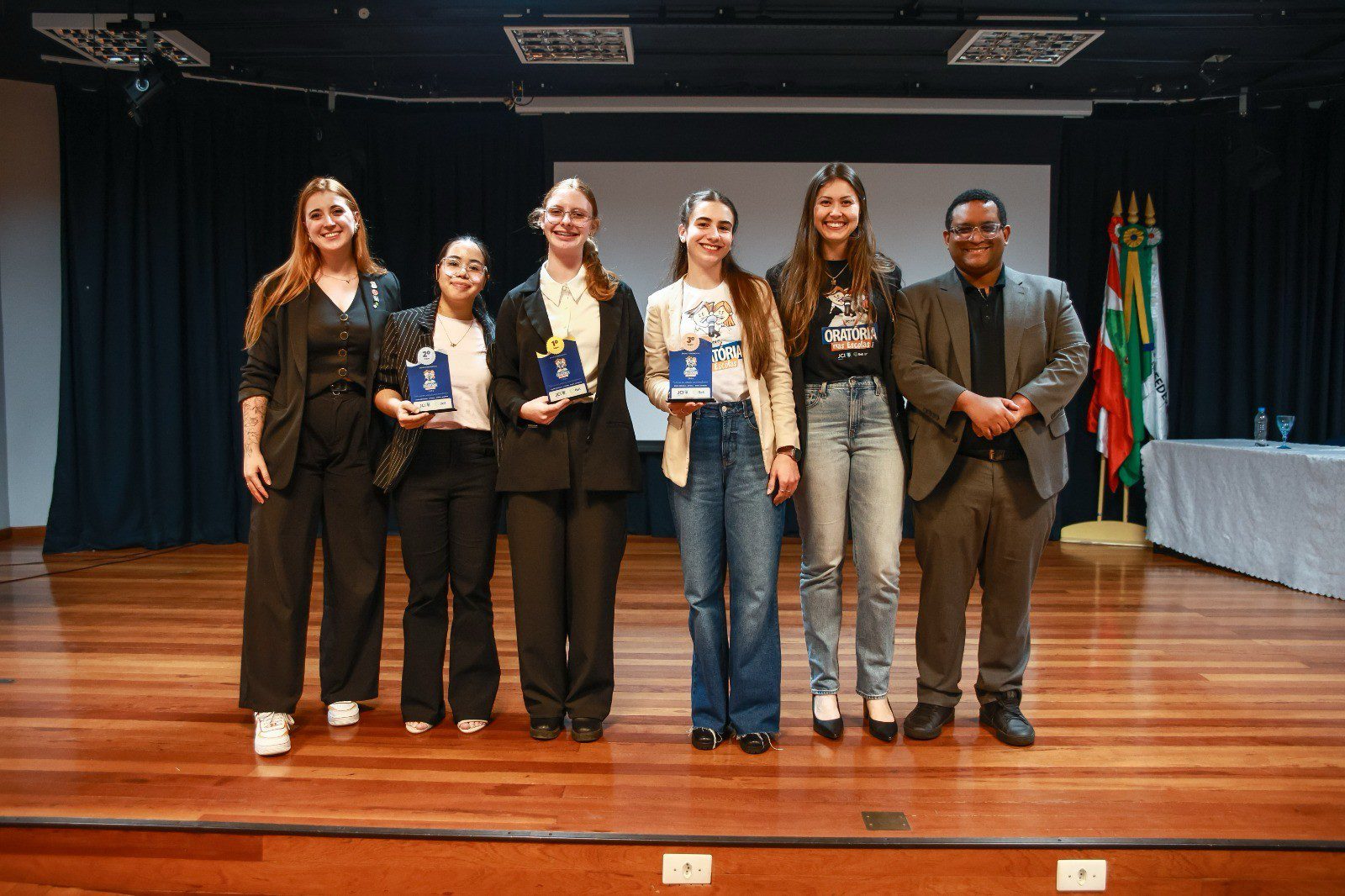 Aluna de Presidente Getúlio conquista 1º lugar na Final Estadual do Projeto Oratória nas Escolas