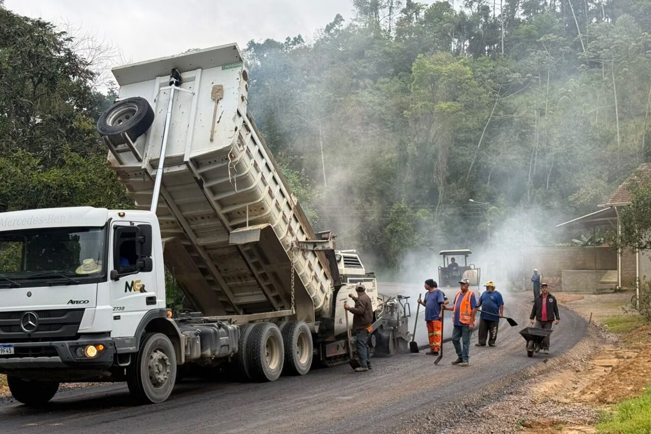 Asfaltamento da Estrada do Rio Rafael marca início de obra aguardada há anos em Ibirama