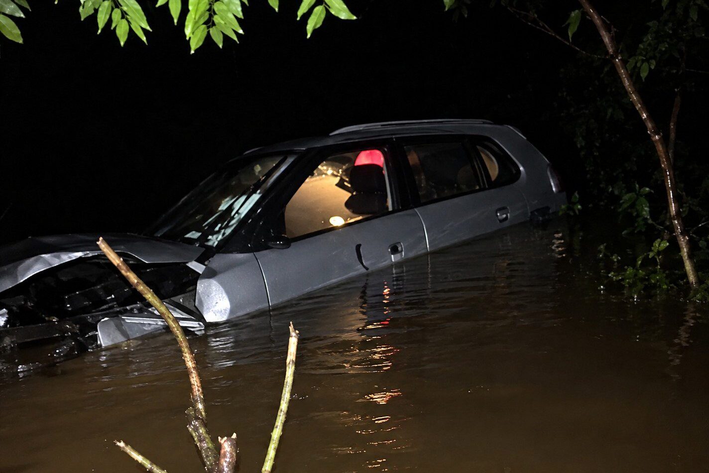 Carro cai em ribanceira e fica parcialmente submerso com três crianças na BR-470, em Ibirama