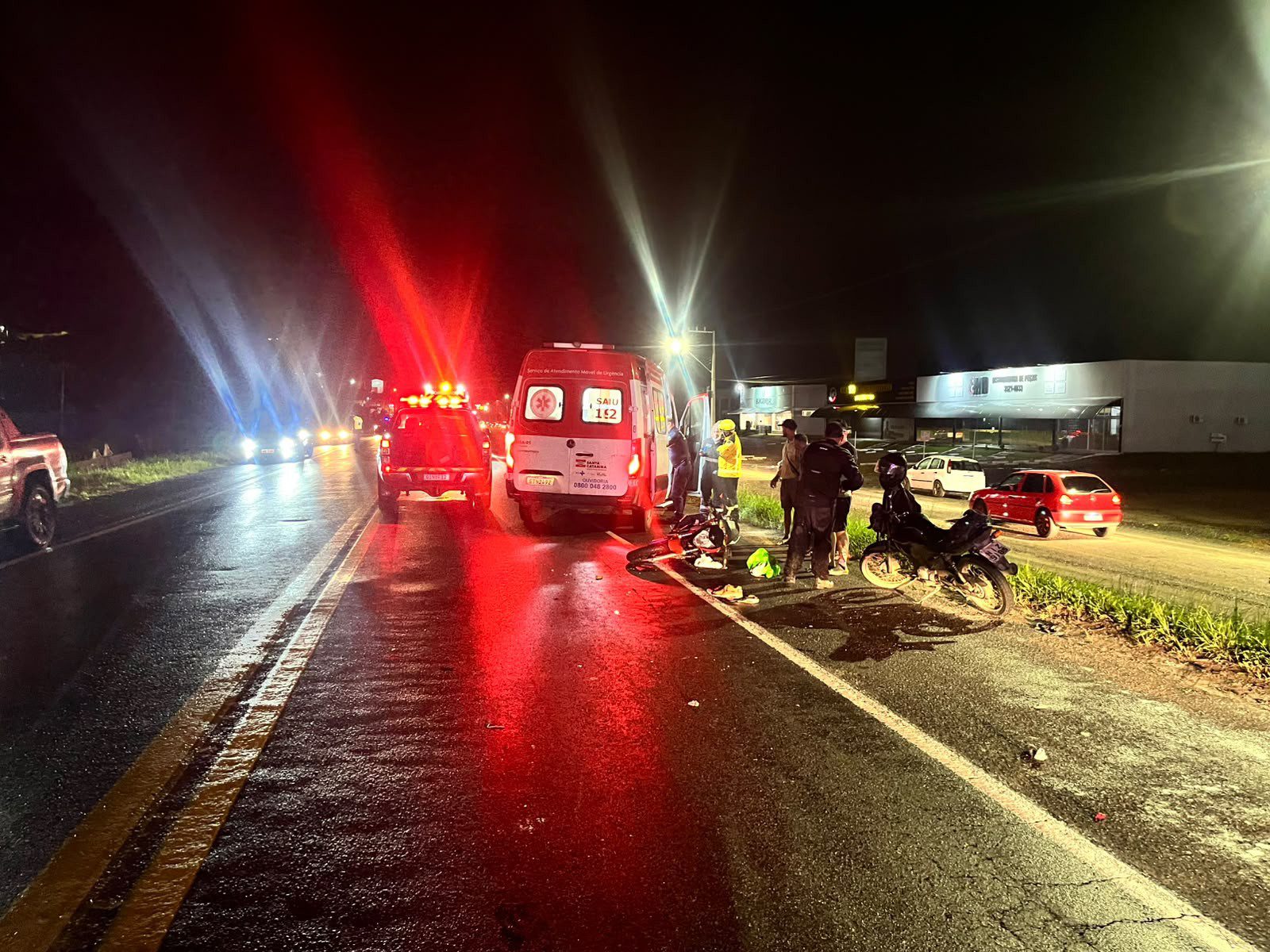Motociclista morre em acidente envolvendo duas motos e um carro na BR-470