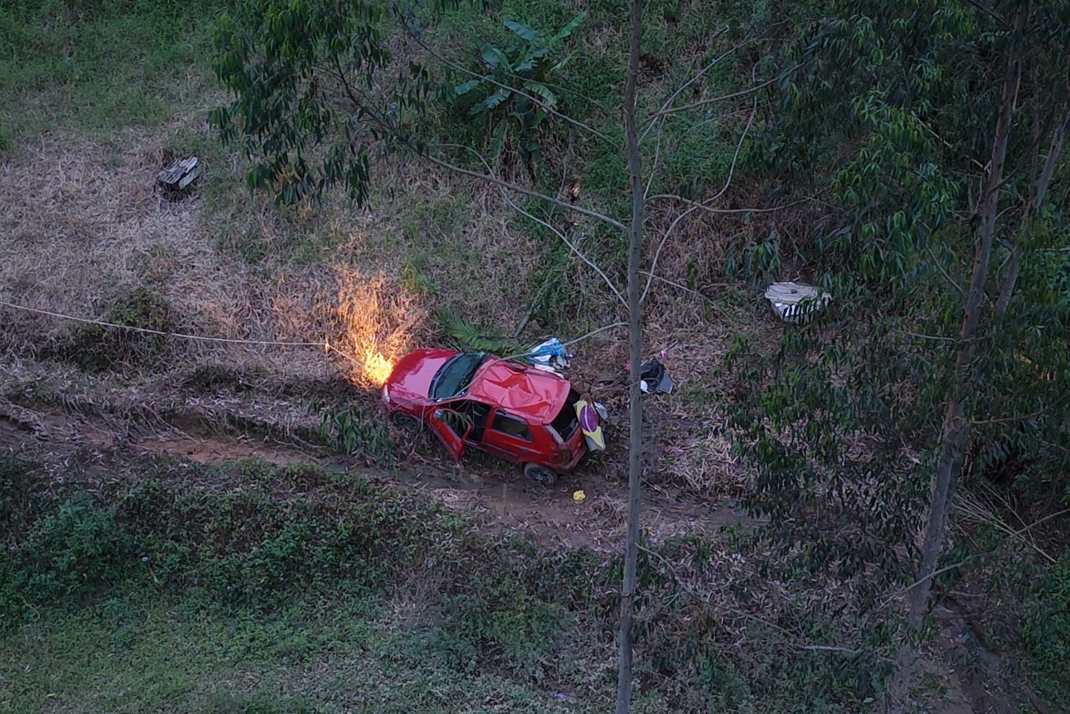 Mulher é resgatada após carro cair em ribanceira de 30 metros em Presidente Getúlio