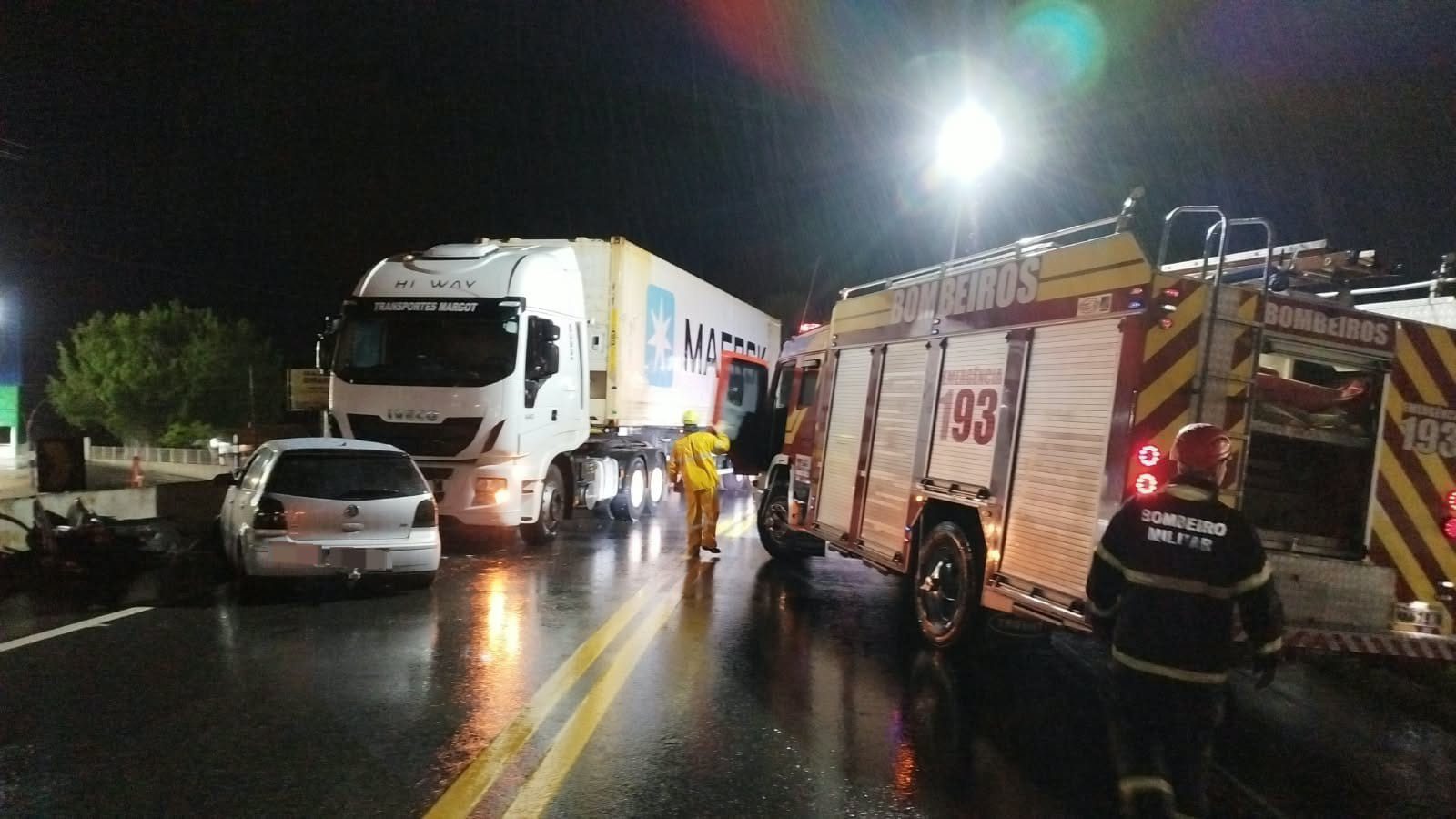Colisão entre carro e carreta deixa três feridos na BR-470, em Rio do Sul