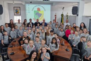 Alunos da EMEB Walter Buss visitam Câmara de Vereadores de Presidente Getúlio