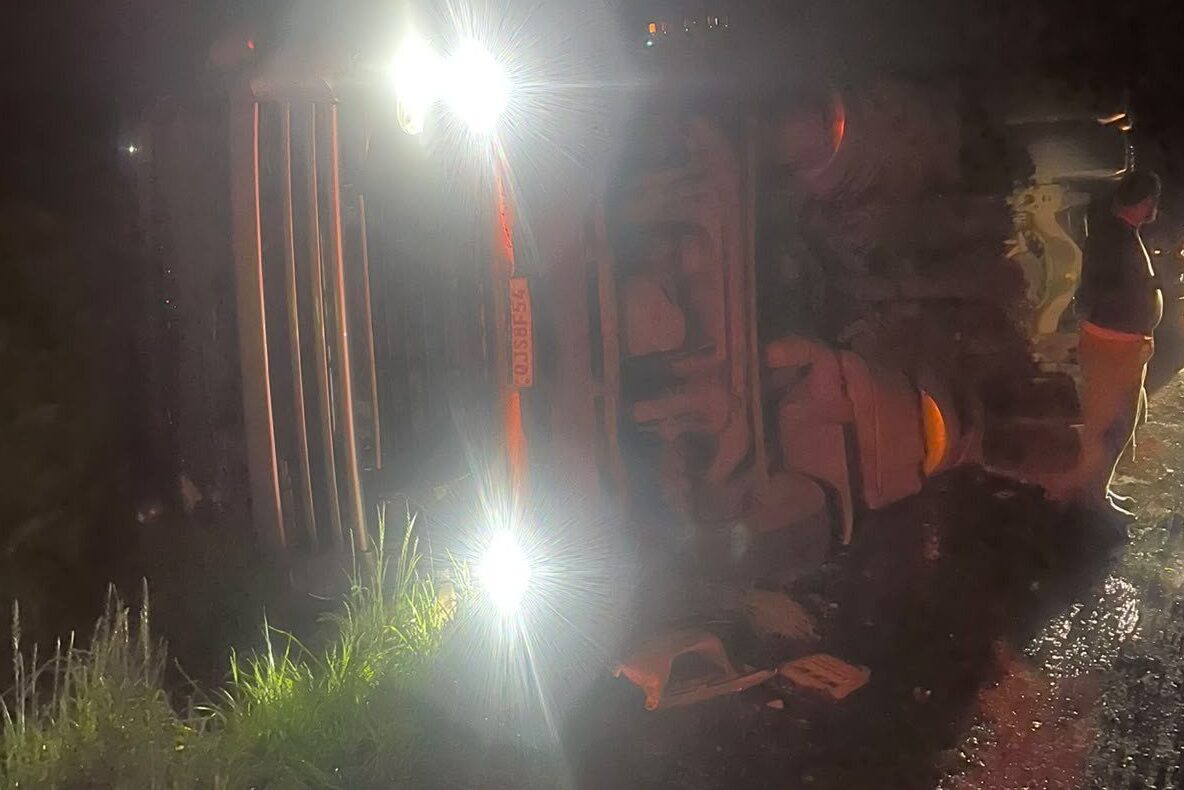 Carreta carregada com carnes tomba na BR-470, em Pouso Redondo