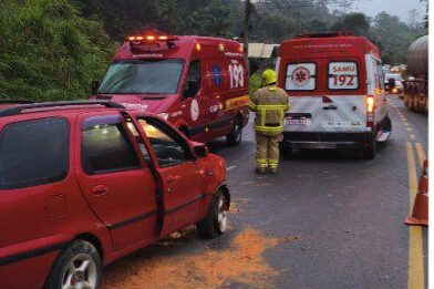Homem fica ferido após carro sair da pista e bater contra barranco em Ibirama