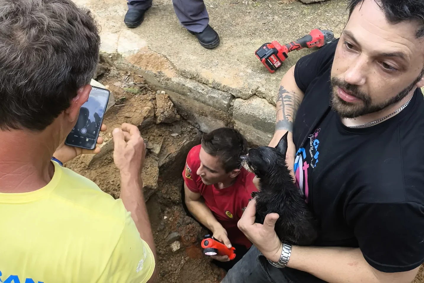 Bombeiro entra em tubulação e percorre cerca de 200 metros para resgatar Pinscher de 19 anos em Ibirama