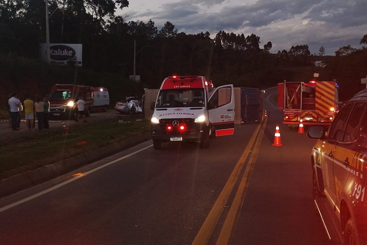 Colisão entre caminhão e carro deixa quatro mortos na BR-470, em Lontras