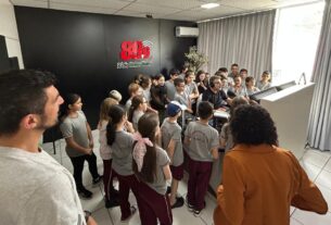 Estudantes de Ibirama conhecem os bastidores da Rádio Belos Vales e do Jornal Vale do Norte