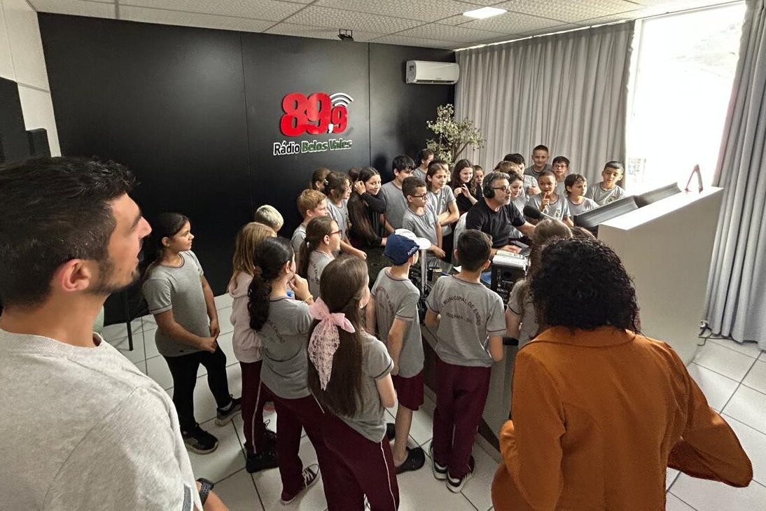 Estudantes de Ibirama conhecem os bastidores da Rádio Belos Vales e do Jornal Vale do Norte