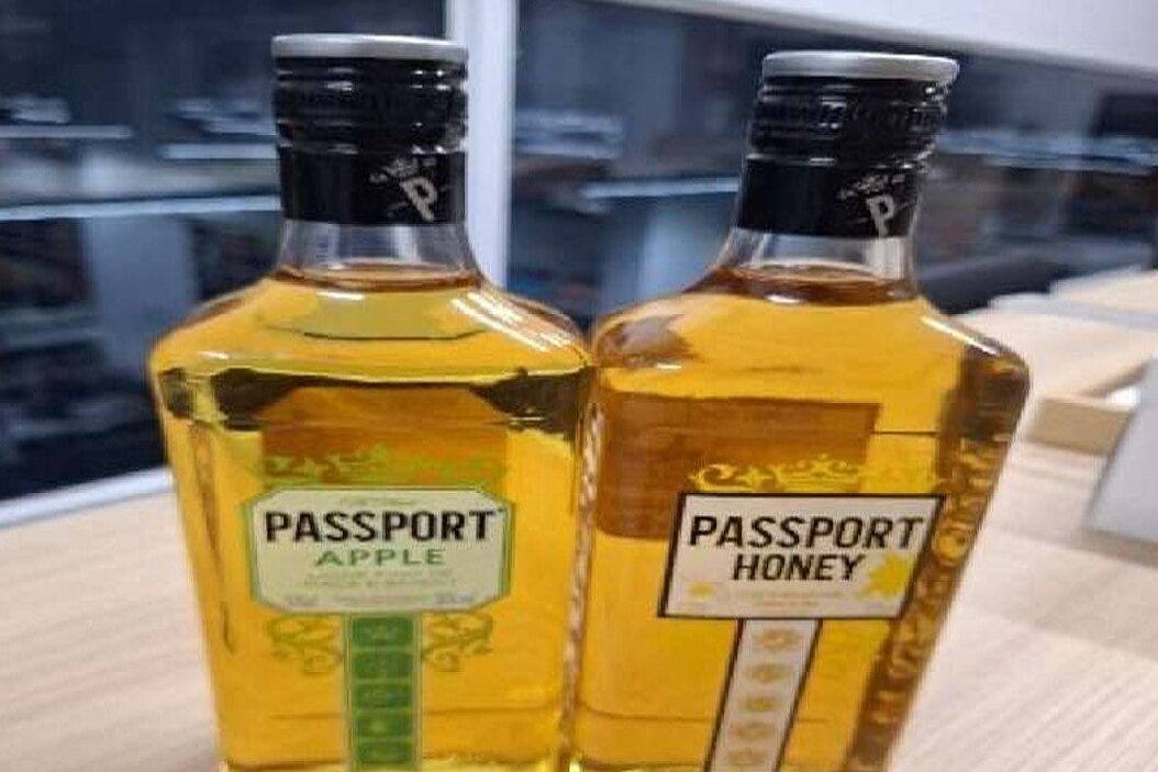 Homem é preso após furtar duas garrafas de whisky em supermercado