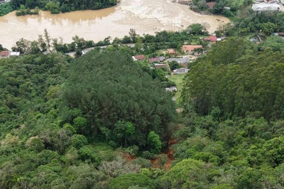 Defesa Civil mantém desocupação preventiva de famílias em área de risco em Apiúna