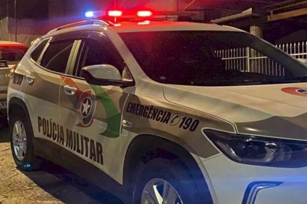 Homem é preso após ameaçar ex-companheira e danificar veículo