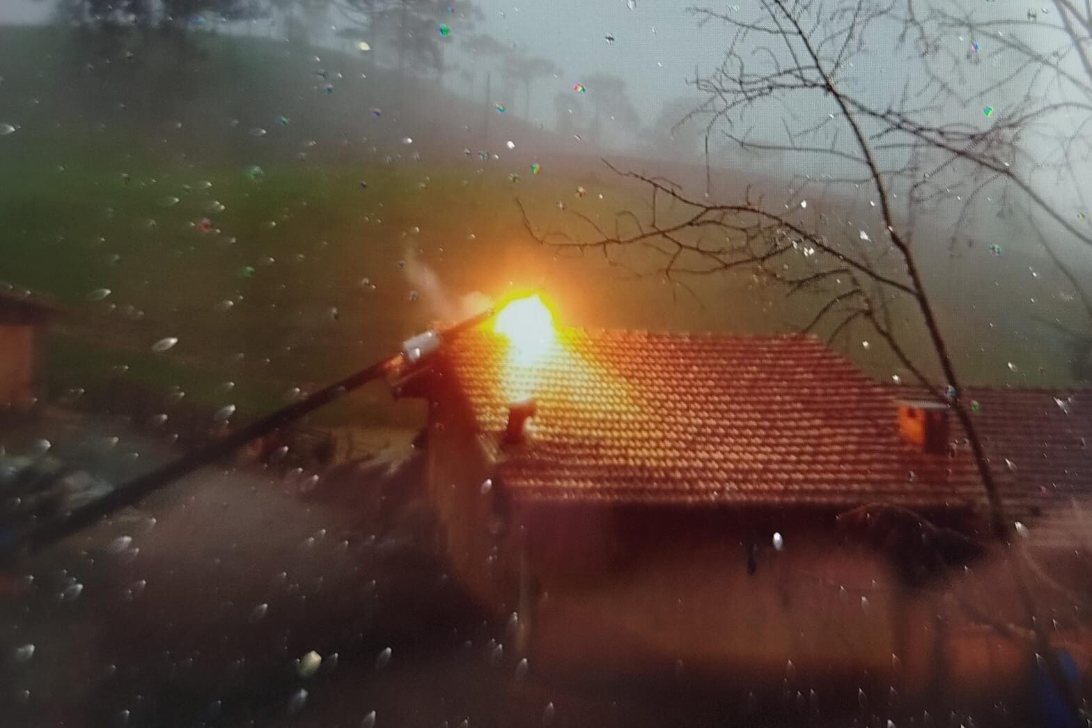 Queda de poste provoca princípio de incêndio em casa