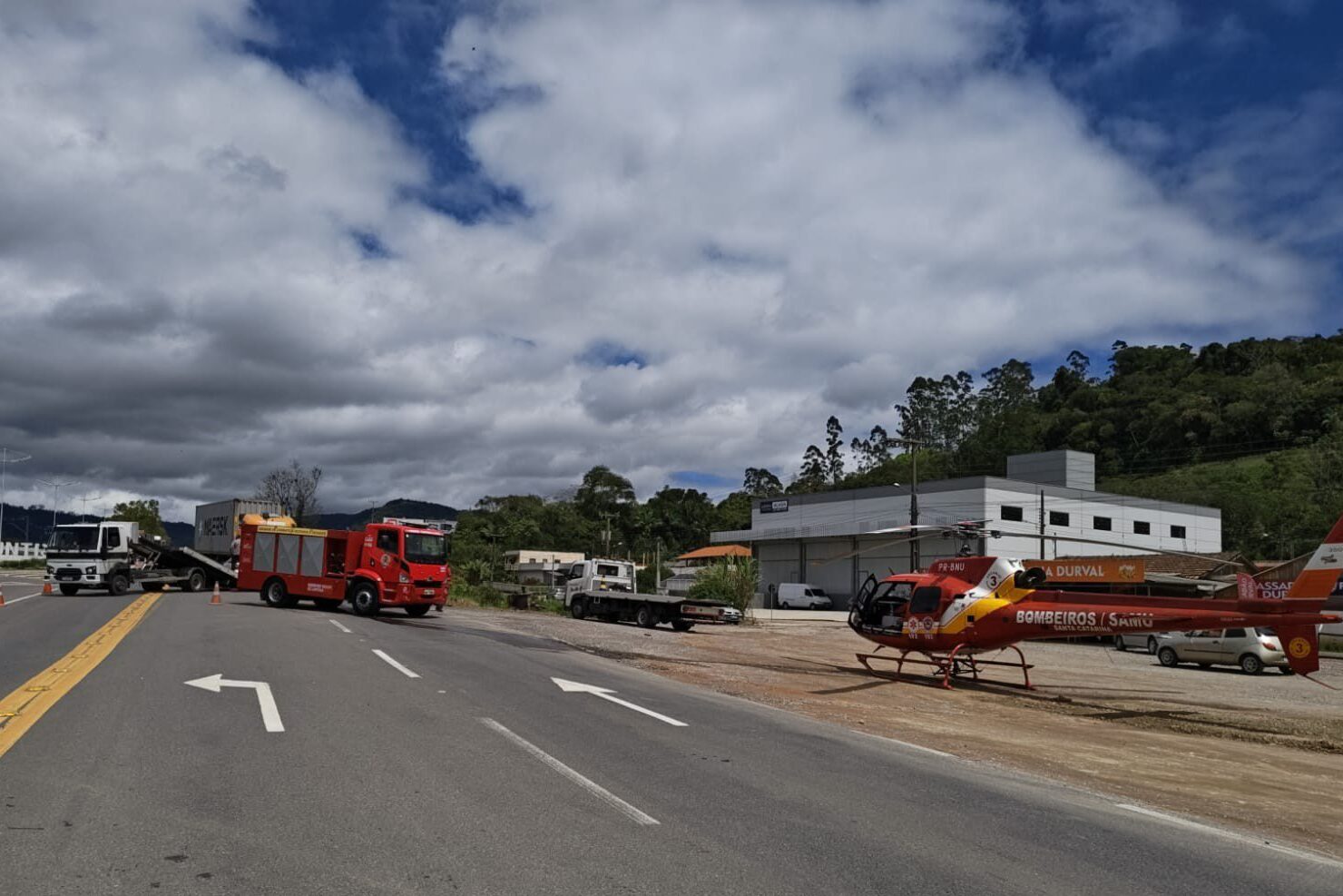 Colisão entre carro e caminhão deixa jovem ferida na BR-470, em Lontras