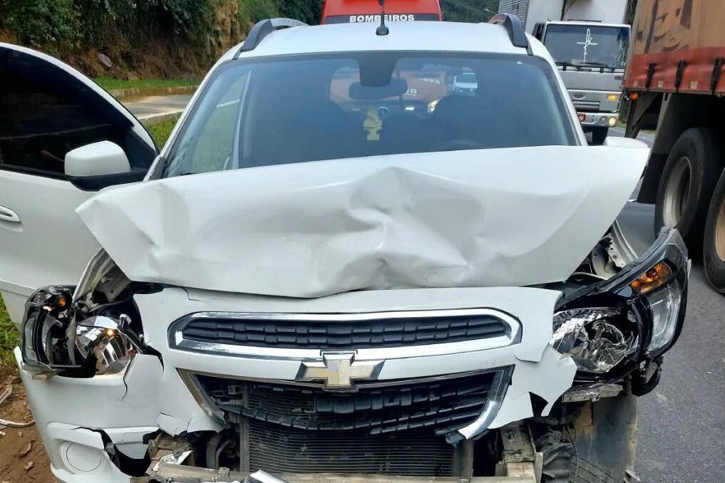 Engavetamento envolve três carros na BR-470 em Apiúna